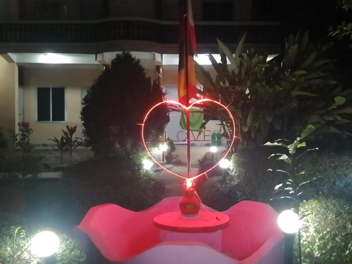 Hotel Garden Of Dreams Sauraha Esterno foto