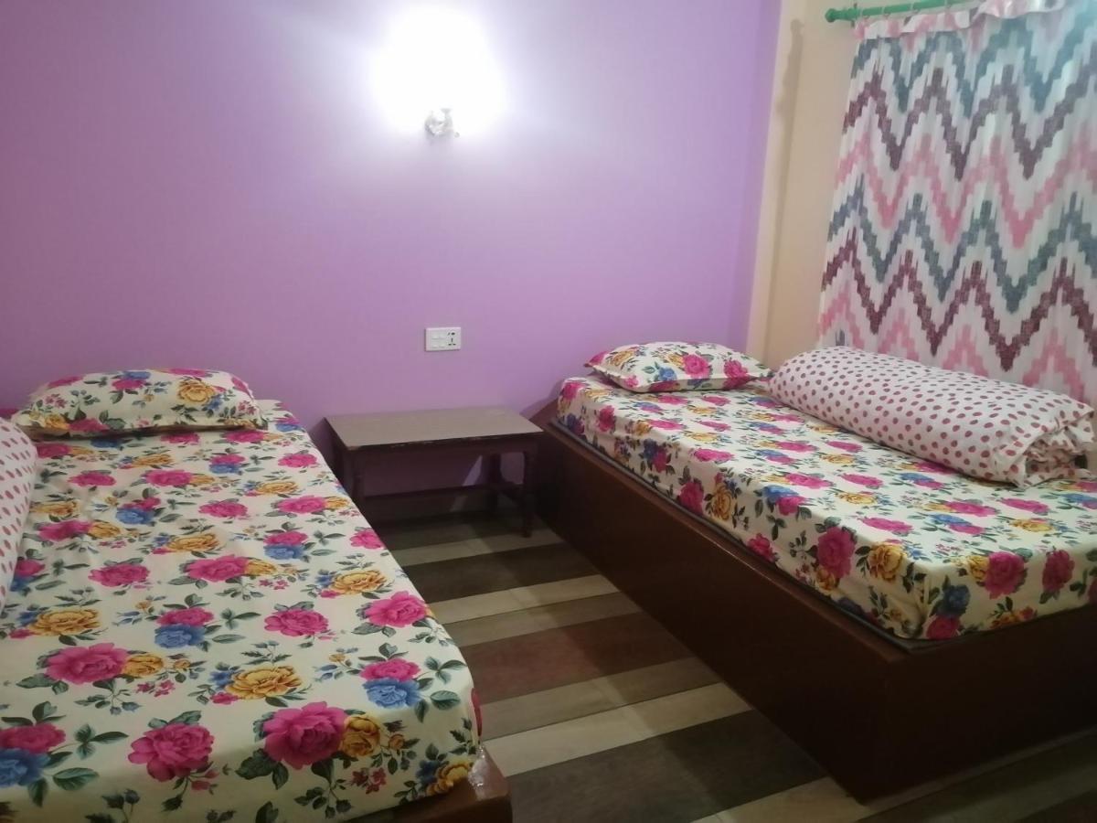 Hotel Garden Of Dreams Sauraha Esterno foto