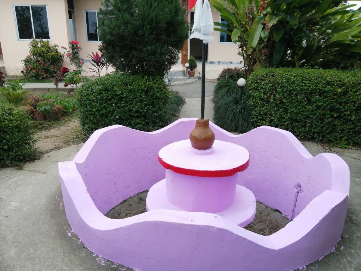 Hotel Garden Of Dreams Sauraha Esterno foto