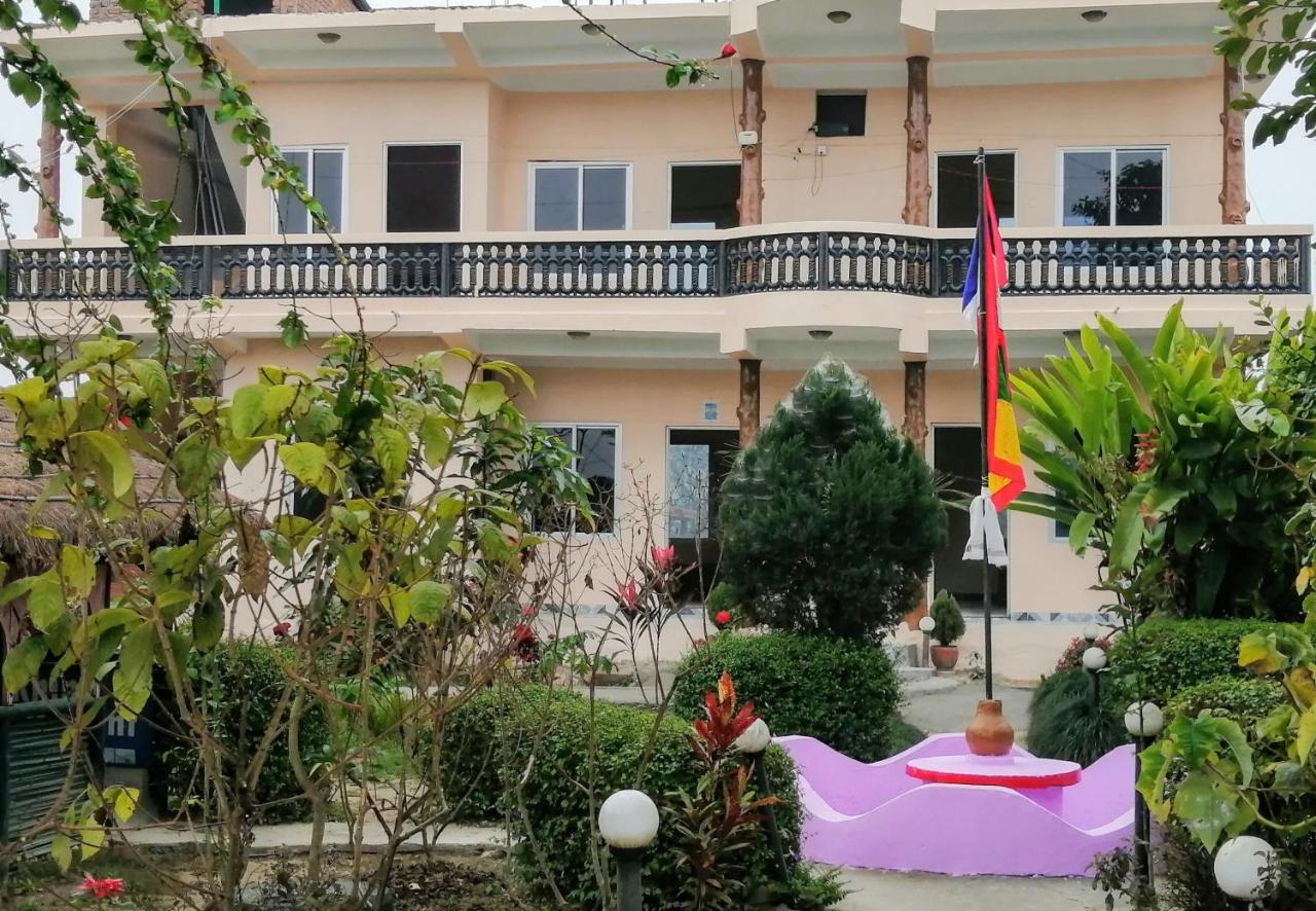 Hotel Garden Of Dreams Sauraha Esterno foto