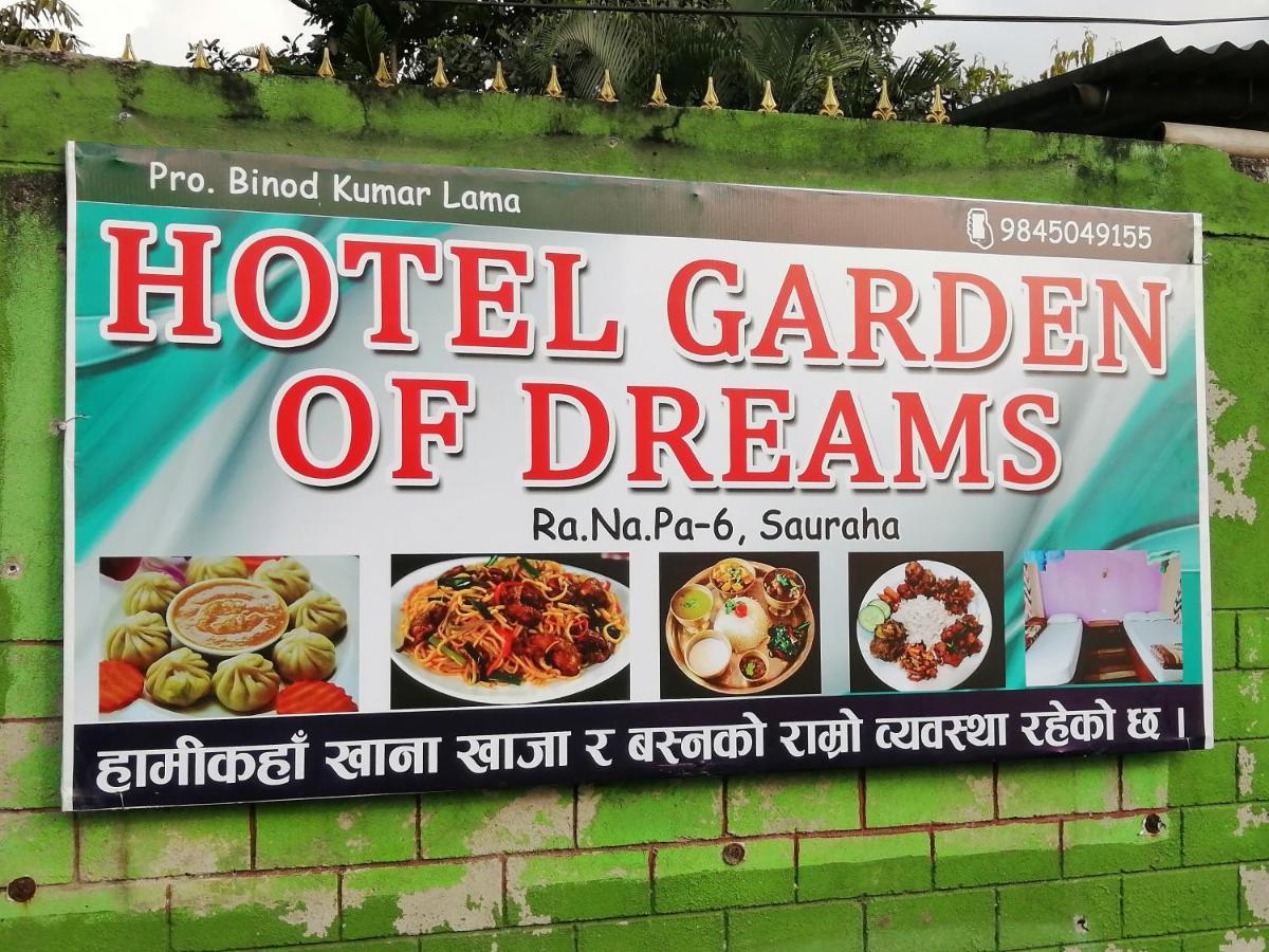Hotel Garden Of Dreams Sauraha Esterno foto