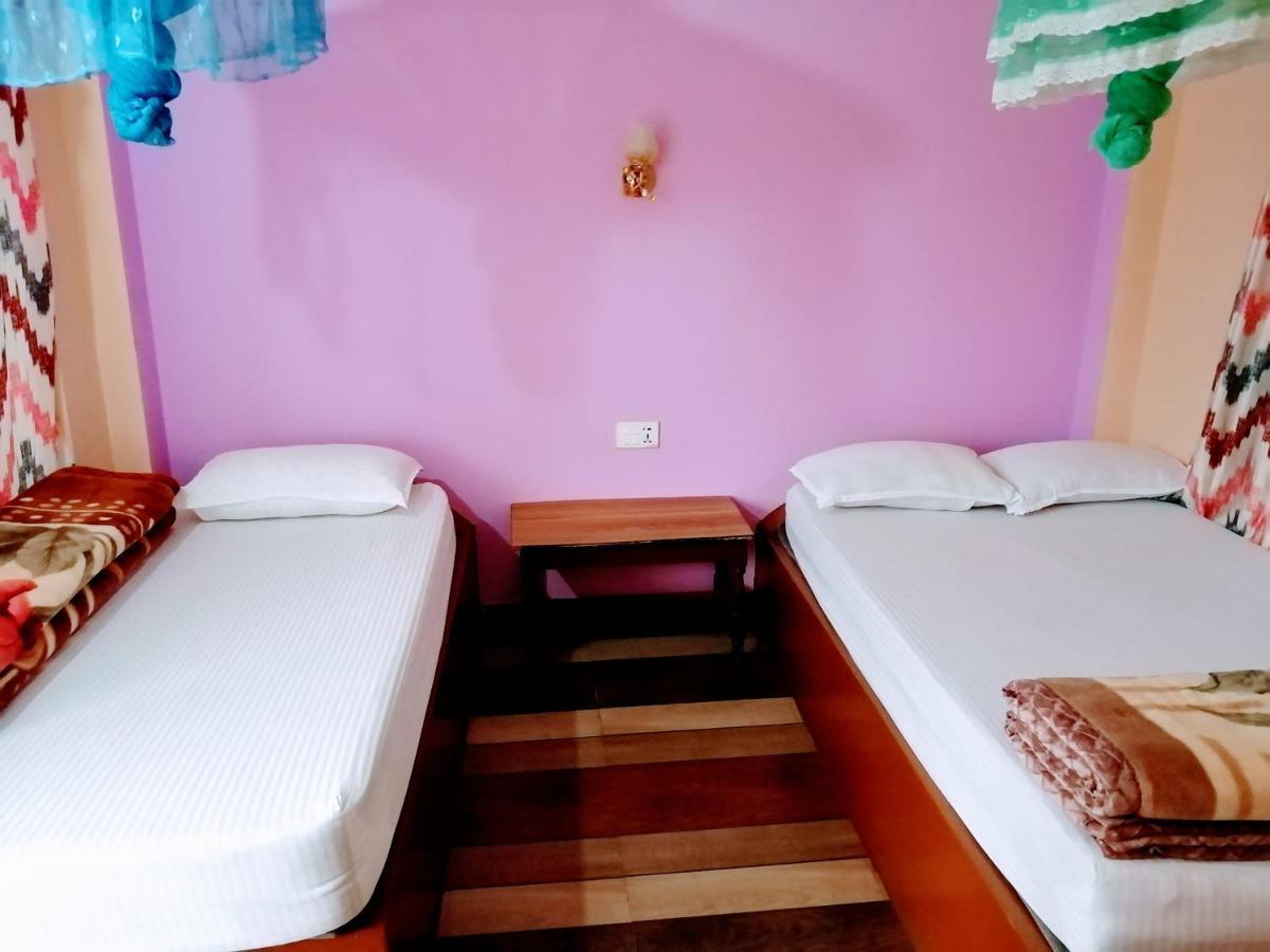 Hotel Garden Of Dreams Sauraha Esterno foto