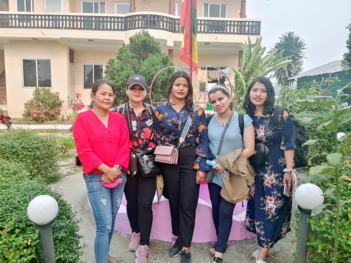 Hotel Garden Of Dreams Sauraha Esterno foto