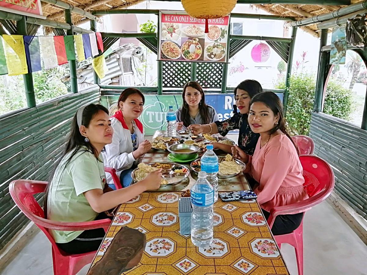 Hotel Garden Of Dreams Sauraha Esterno foto