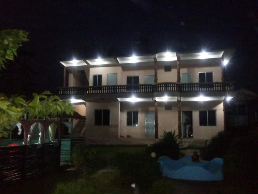 Hotel Garden Of Dreams Sauraha Esterno foto