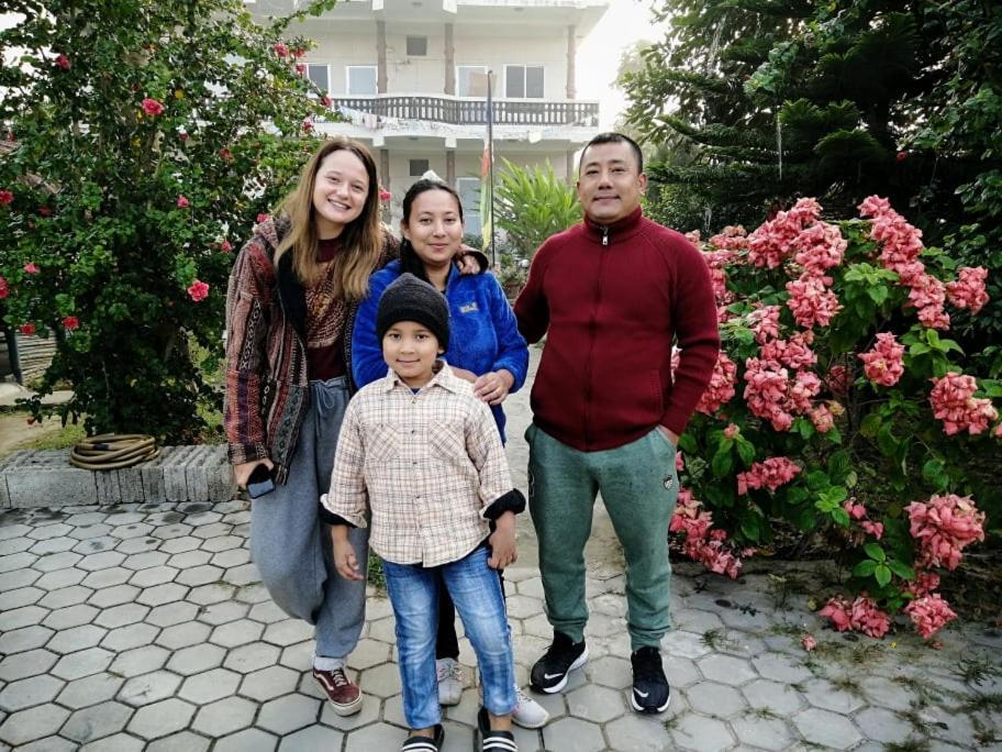 Hotel Garden Of Dreams Sauraha Esterno foto